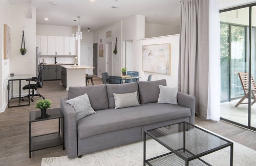 First Ward Apartamento | Uptown 1st Ward Corner Unit Superior 2BD Apt