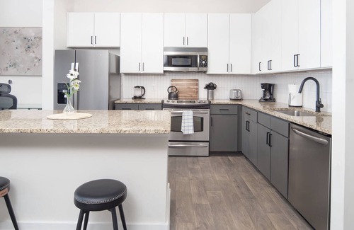 First Ward Apartamento | Uptown 1st Ward Corner Unit Superior 2BD Apt