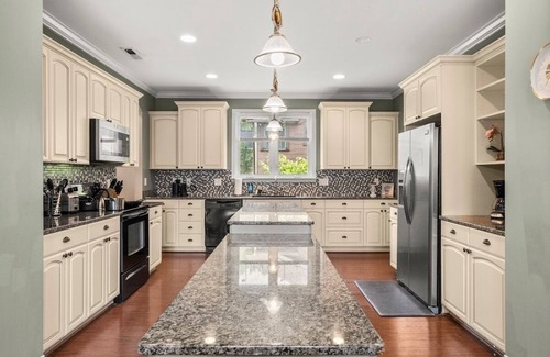 Biddleville Casa | Uptown, Airport | Blume, Nascar HOF & BOA Stadium