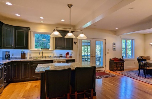 Meredith Casa | Uptown Charmer, Meredith near Winnipesaukee!