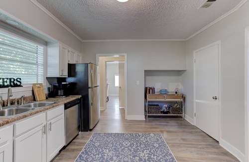 Uptown Casa | Uptown Chic- 2bd/1.5ba by St Jude/Medical District/Downtown