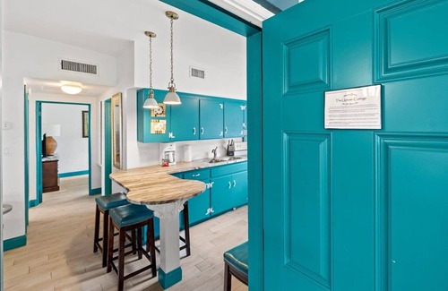 Cocoa Beach Apartamento | Uptown Cottage - Walking Distance to all Downtown!