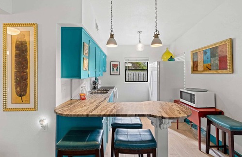 Cocoa Beach Apartamento | Uptown Cottage - Walking Distance to all Downtown!