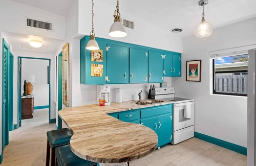 Cocoa Beach Apartamento | Uptown Cottage - Walking Distance to all Downtown!
