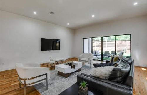 Old East Dallas Casa | Uptown Dallas Modern Retreat