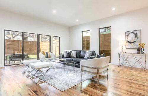 Old East Dallas Casa | Uptown Dallas Modern Retreat