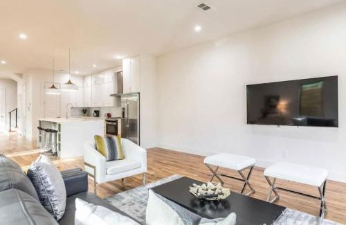Old East Dallas Casa | Uptown Dallas Modern Retreat