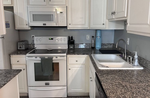 Touro Condominio | Uptown Garden District Apartment on St Charles-2 bedroom/2 bath