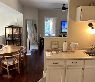 Uptown Apartamento | Uptown Getaway by the Lakes