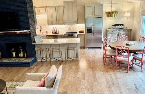 LaGrange Casa | UPTOWN GIRL: FALL IN LOVE! Designer Decorated, New Renovations, Perfect Location