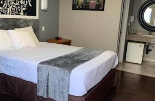 Bixby Knolls Hotel | Uptown Inn