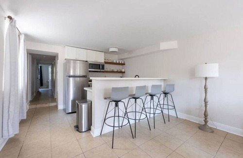 Leonidas Casa | Uptown Recently Renovated | 3 Blocks to Streetcars
