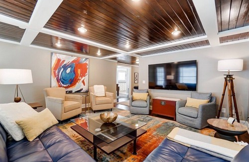 NoDa Casa | Uptown Stunner w/ Hot Tub & Foosball | King Suit