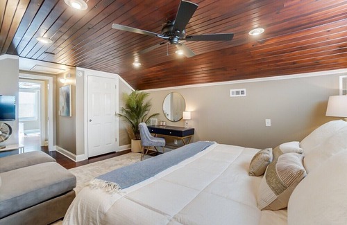 NoDa Casa | Uptown Stunner w/ Hot Tub & Foosball | King Suit