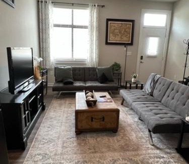 First Ward Apartamento | Uptown Townhouse Studio Apartment -WiFi-10 min walk to Spectrum Center