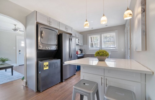 Wesley Heights Casa | Uptown travellers favorite/ Free airport pick-up/ Car available / Pets welcome