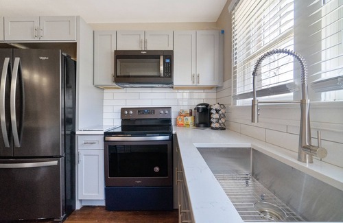 Wesley Heights Casa | Uptown travellers favorite/ Free airport pick-up/ Car available / Pets welcome