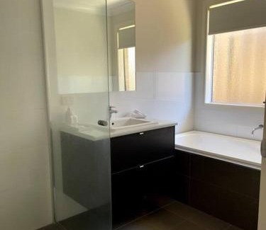Lloyd Villa | Urban 3BR Oasis: Style & Comfort