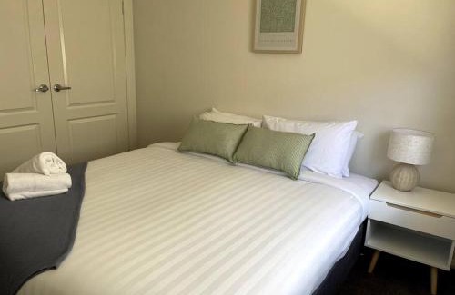 Lloyd Villa | Urban 3BR Oasis: Style & Comfort