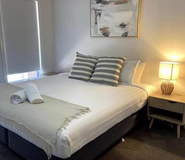 Lloyd Villa | Urban 3BR Oasis: Style & Comfort