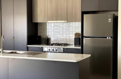 Lloyd Villa | Urban 3BR Oasis: Style & Comfort