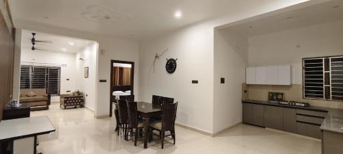 Varanasi Apartamento | Urban Bliss- Luxury Villa- Gym, library, 5 Min DLW, 10 Min Station & BHU