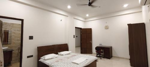 Varanasi Apartamento | Urban Bliss- Luxury Villa- Gym, library, 5 Min DLW, 10 Min Station & BHU