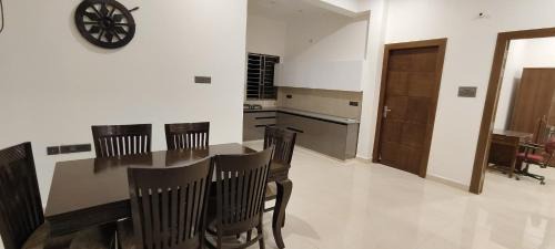 Varanasi Apartamento | Urban Bliss- Luxury Villa- Gym, library, 5 Min DLW, 10 Min Station & BHU