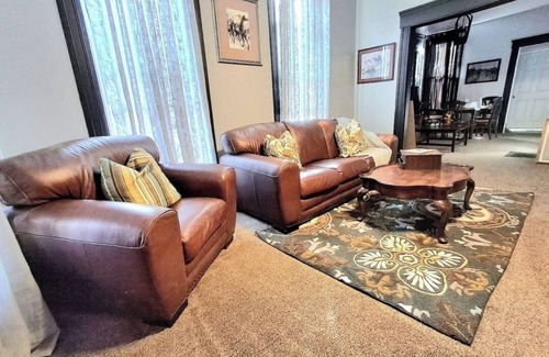 Jeffersonville Casa | Urban Bourbon Stays 2-bedroom house just 5 minutes from Louisville, sleeps 8