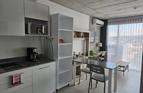 Curridabat Apartamento | Urban Breeze iFreses, 10th floor! AC, TV and Pool