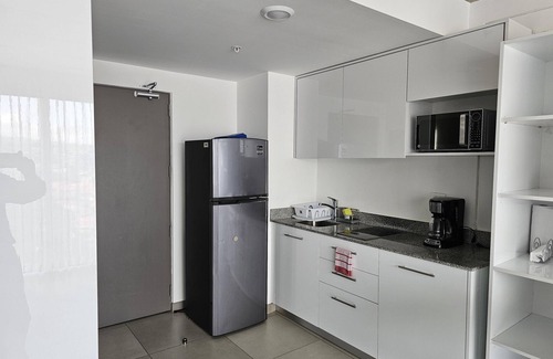 Curridabat Apartamento | Urban Breeze iFreses, 10th floor! AC, TV and Pool