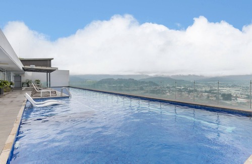 Curridabat Apartamento | Urban Breeze iFreses, 10th floor! AC, TV and Pool