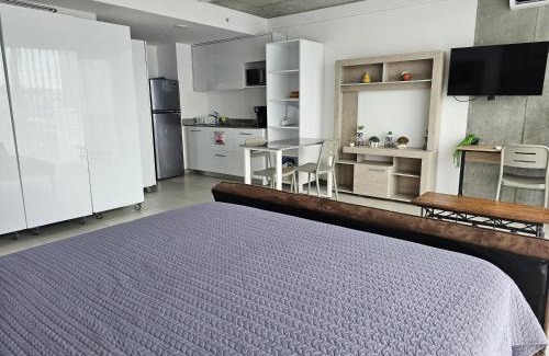 Curridabat Apartamento | Urban Breeze iFreses, 10th floor! AC, TV and Pool