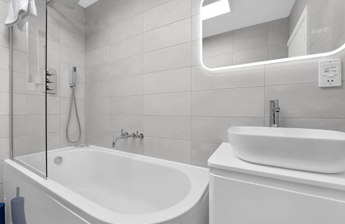 Hackney Wick Apartamento | Urban Chic Getaway: 4-BR with an Outdoor Haven