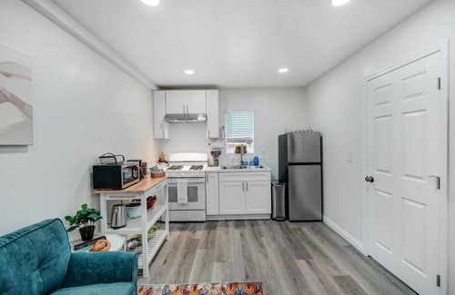 San Gabriel Casa | Urban Chic Hideout: King Bed, Widescreen TV, and Gourmet Kitchen - Explore the Heart of San Gabriel in Comfort!