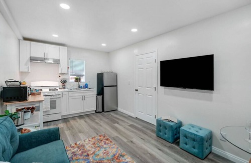 San Gabriel Casa | Urban Chic Hideout: King Bed, Widescreen TV, and Gourmet Kitchen - Explore the Heart of San Gabriel in Comfort!