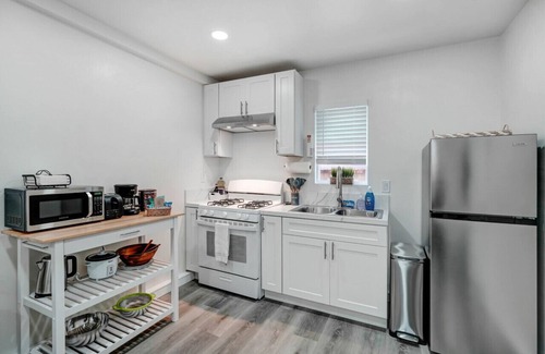 San Gabriel Casa | Urban Chic Hideout: King Bed, Widescreen TV, and Gourmet Kitchen - Explore the Heart of San Gabriel in Comfort!