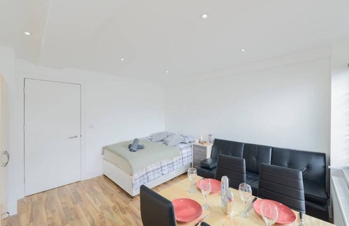 South Bermondsey Apartamento | "Urban Chic in Bermondsey: Modern Gem, Studio Apartment in SE1's Heart!"