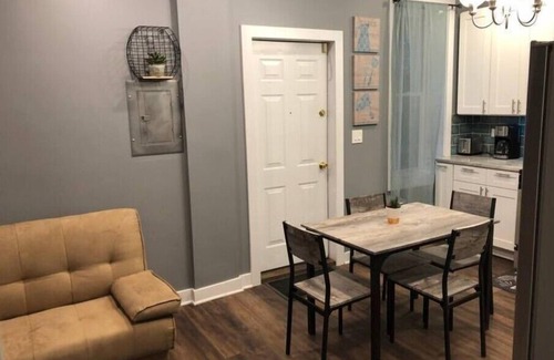 Little Village Apartamento | Urban Coach Casa * parking * 10 min to downtown