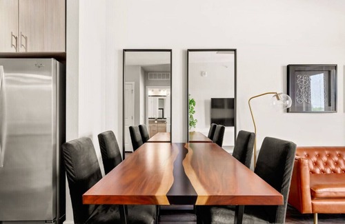 Arsenal Apartamento | Urban Connect Skyline View 1BR River-walk Pool