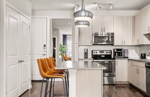 Arsenal Apartamento | Urban Connect Skyline View 1BR River-walk Pool