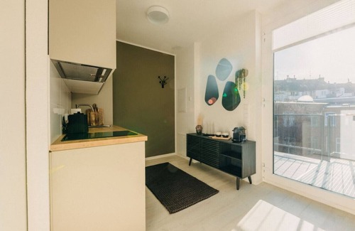 Friedrichstadt Apartamento | Urban Elegance | Balcony | Bright Design Oasis
