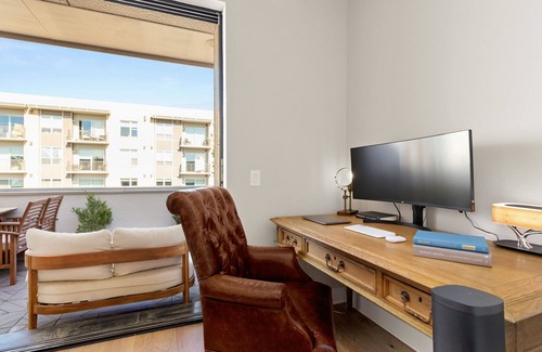 Riverside Casa | Urban Elegance: Luxury 4-Story Downtown Brownstone with Views & Free Parking
