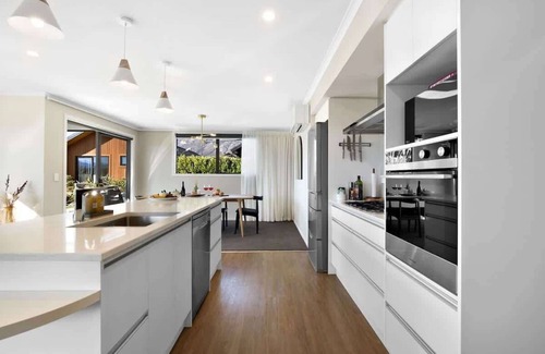 Kawarau Falls Casa | Urban Elegance Summar