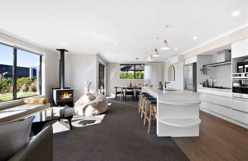 Kawarau Falls Casa | Urban Elegance Summar