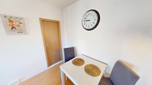 Borna-Heinersdorf Apartamento | Urban gelegenes Apartment mit WLAN