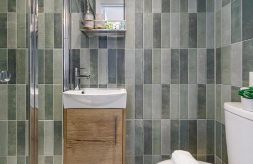 Dalston Apartamento | Urban Green Oasis Modern Minimalist Studio