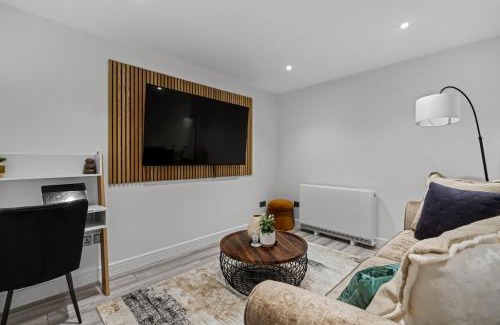 Swindon Apartamento | Urban Haven - 2 min from Station - Free Parking - Courtyard