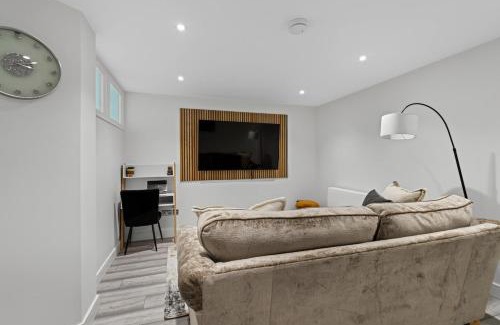 Swindon Apartamento | Urban Haven - 2 min from Station - Free Parking - Courtyard