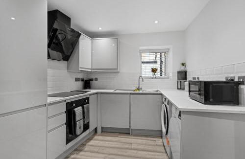 Swindon Apartamento | Urban Haven - 2 min from Station - Free Parking - Courtyard
